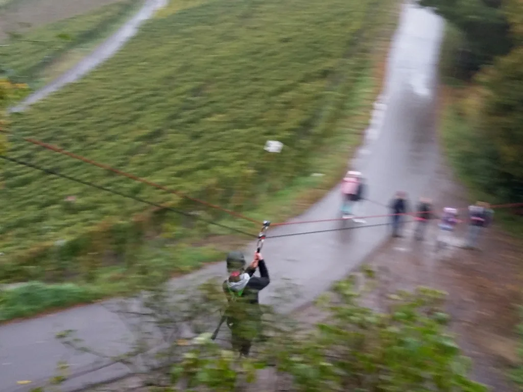 Blick nach unten während der Fahrt an der Seilrutsche.